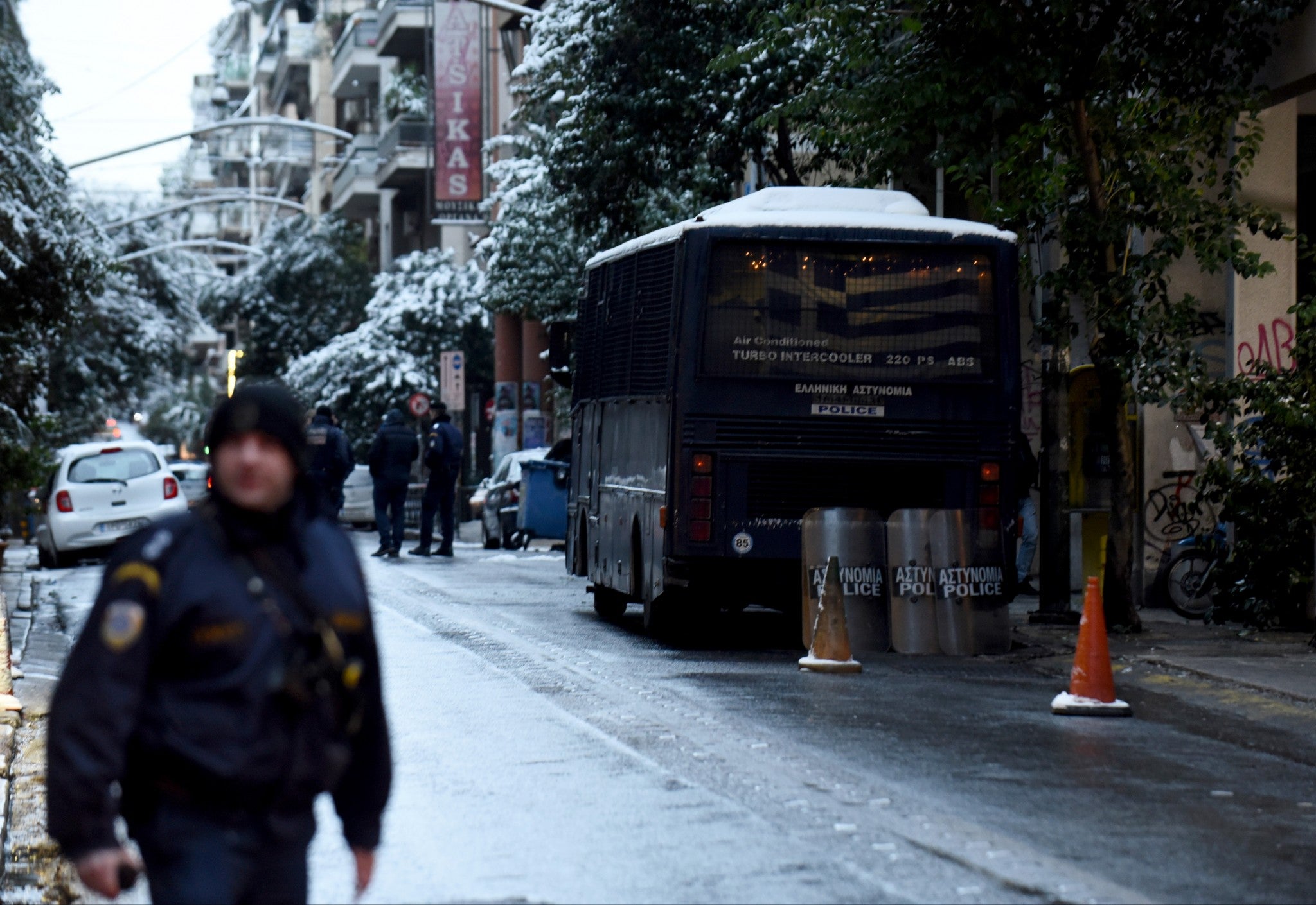 Πατέρας 3 παιδιών ο αστυνομικός που πυροβολήθηκε στα γραφεία του ΠΑΣΟΚ